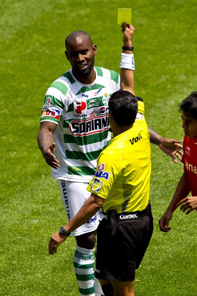 Otra toma de la amonestación de Felipe Baloy.