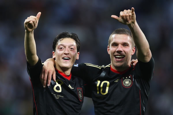 Özil y Podolski festejan la victoria