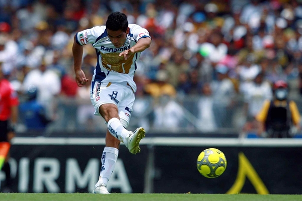 Pablo Barrera al momento de marcar el segundo gol