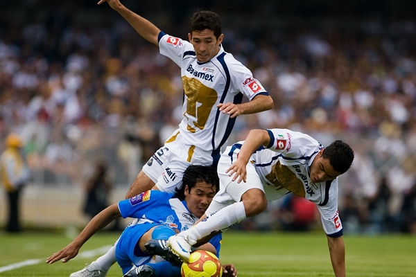 Pablo Barrera perdiendo el balón ante la defensa de Puebla