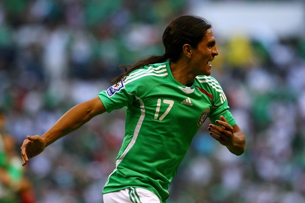 Paco entró y la mandó guardar