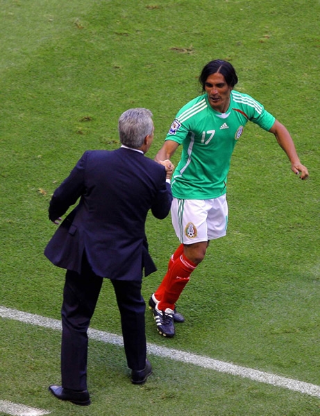 Paco festeja su tanto con el Vasco