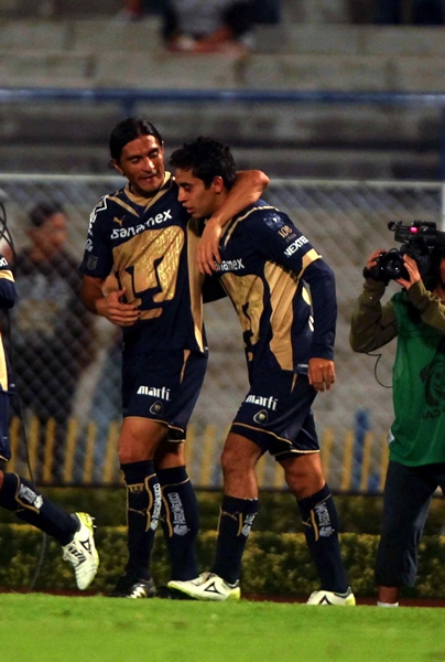 Palencia felicitó a Rojas por su golazo.