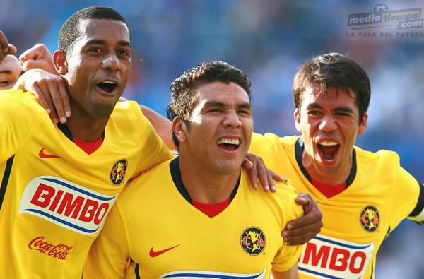 Pardo, Cabañas y de Pinho festejan la victoria azulcrema.