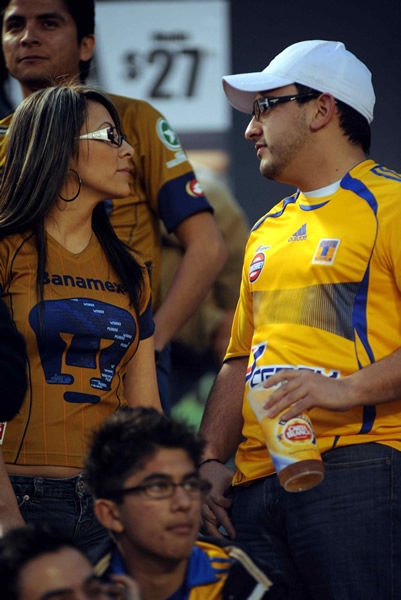 Pareja felina; el de Tigres, ella de Pumas