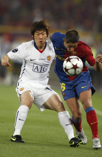 Park y Silvynho en lucha por la banda derecha.