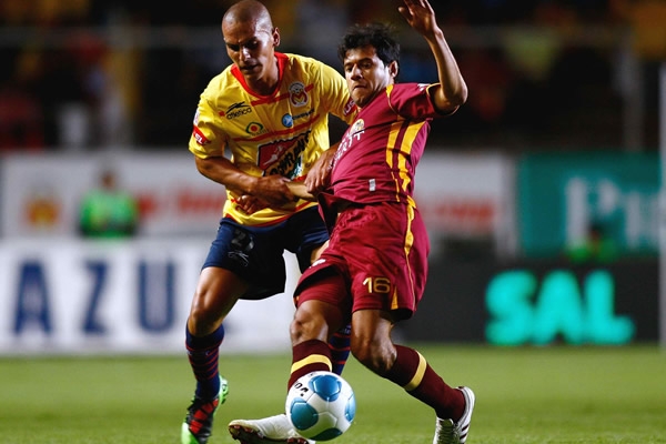 Partido peleado entre Monarcas y Estudiantes
