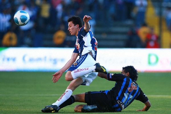 Paul Aguilar recibe una barrida.