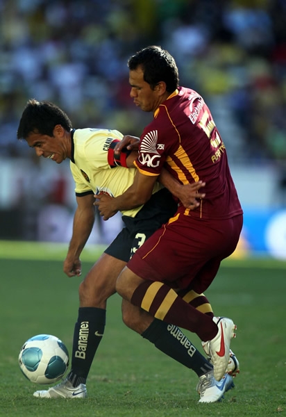 Pável buscando defender el esférico