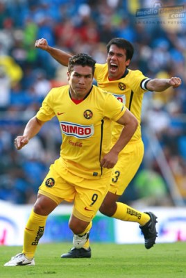 Pável Pardo corre a felicitar a Salvador Cabañas.