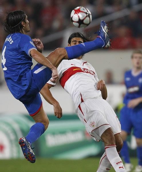 Pedro Mendes le sacó la pelota a Sami Khedira.