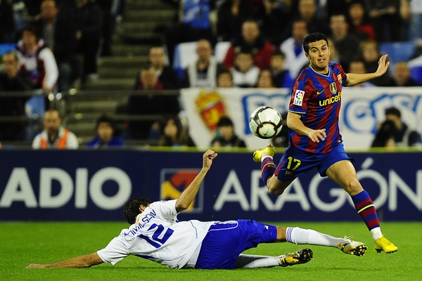 Pedro se quita de encima la barrida del rival.