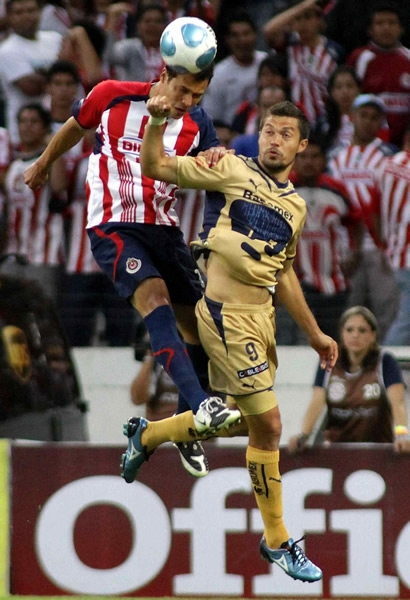 Peleando el balón por aire