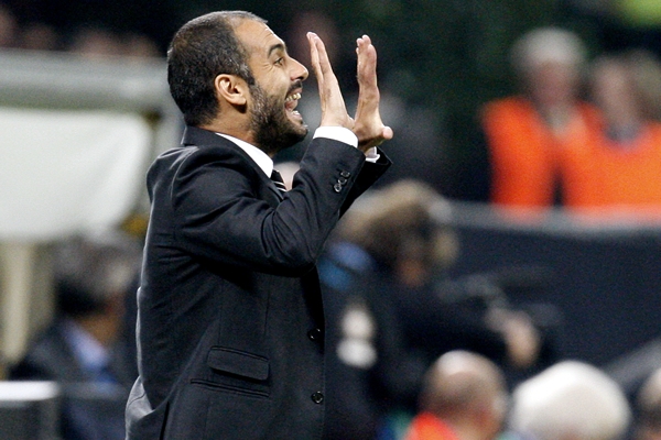 Pep Guardiola siempre con fuerza en sus instrucciones.