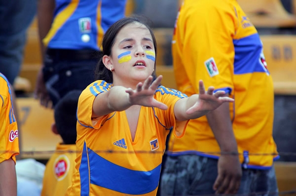 Pequeña aficionada de Tigres