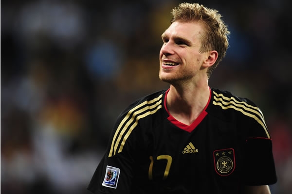 Per Mertesacker festeja la victoria