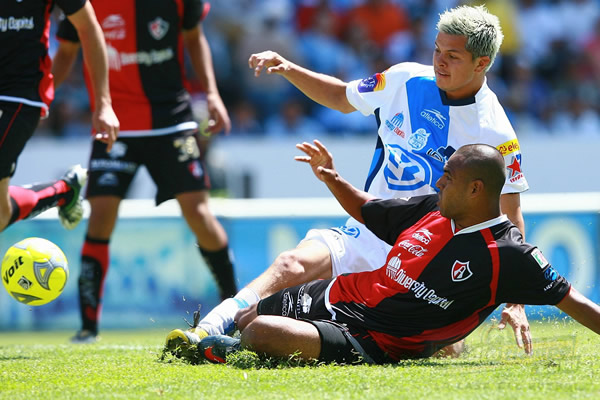 Pérez y Pacheco luchan por el poder del futbol.