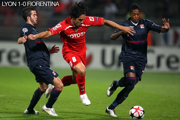 El peruano Juan Vargas salió entre dos defensores del Lyon.
