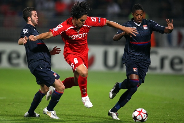 El peruano Juan Vargas salió entre dos defensores del Lyon.