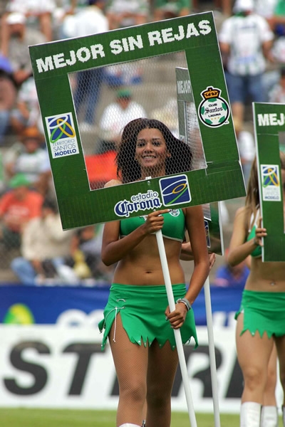 Pidiendo que no haya rejas en el estadio