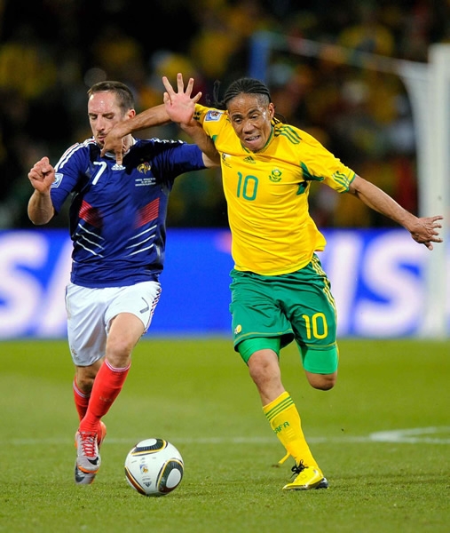 Pienaar y Ribery peleando por la pelota
