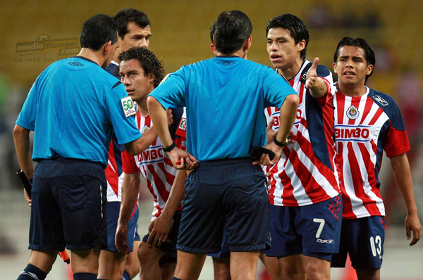 Pineda se encaró con el silbante por una falta que no le pareció.