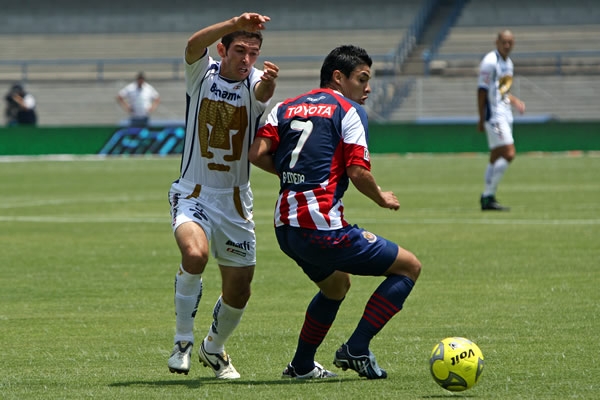 Pineda siempre cubriendo con fuerza.