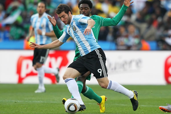 Pipita Higuaín trata de quitarse la marca nigeriana