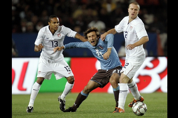 Pirlo fue sujetado por los americanos.