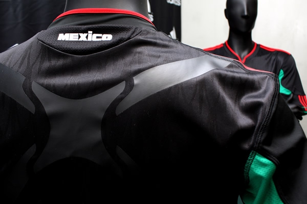 playera negra tri14