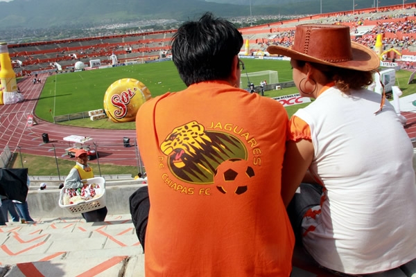 Poco a poco, el estadio recibió a los aficionados