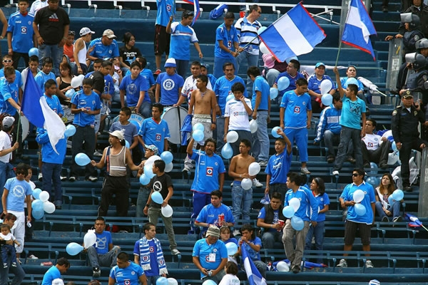 Poco a poco el estadio se fue llenando de color