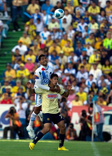 Por los aires, la batalla fue insistente.