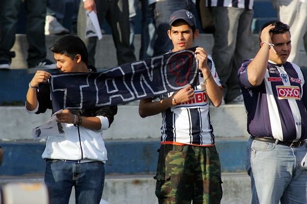 Por todo el estadio recordaron a de Nigris