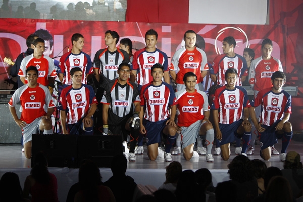 Presentación del nuevo uniforme de Chivas.
