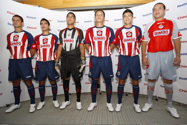 Presentación del nuevo uniforme de Chivas.