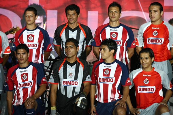 Presentación del nuevo uniforme de Chivas.