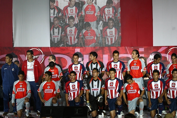 Presentación del nuevo uniforme de Chivas.
