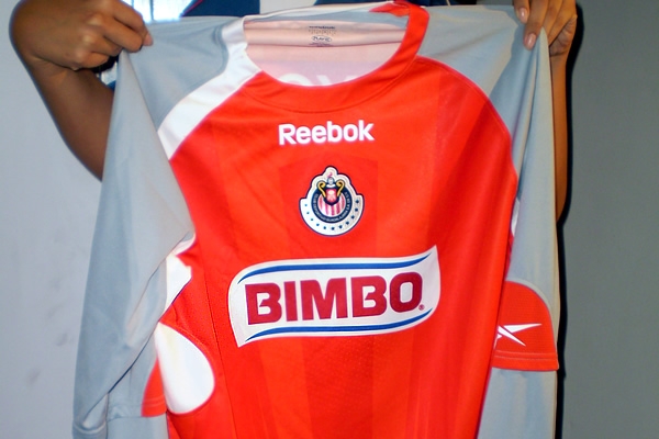 Presentación del nuevo uniforme de Chivas