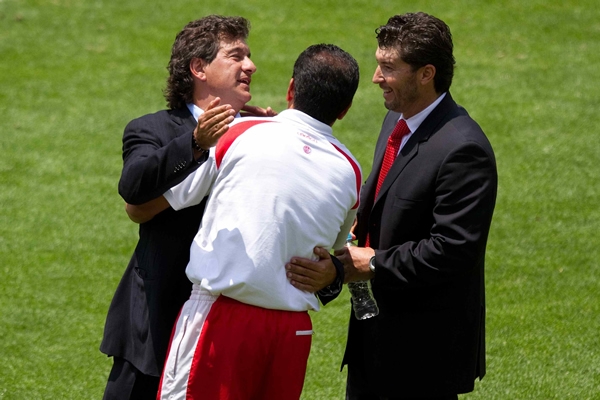 Previo al encuentro, el saludo de los estrategas.