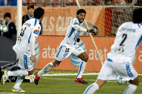 Puebla festejó el gol de su moreno jugador.