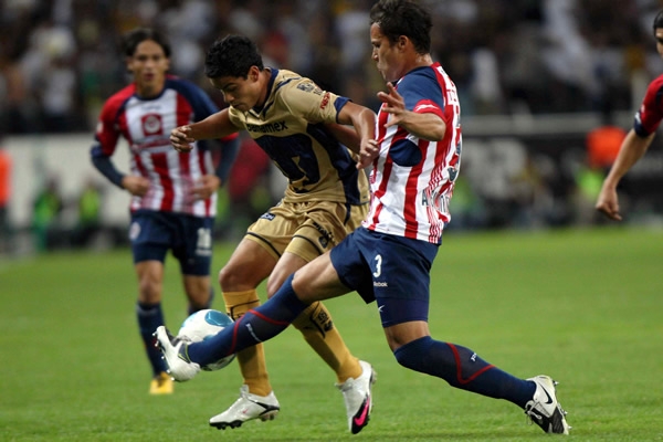 Pumas y Chivas pelearon con todo