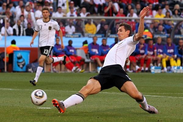 Puntapíe con el que Klose abrió el marcador