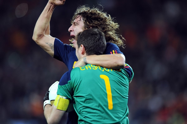 Puyol e Iker celebran el triunfo.