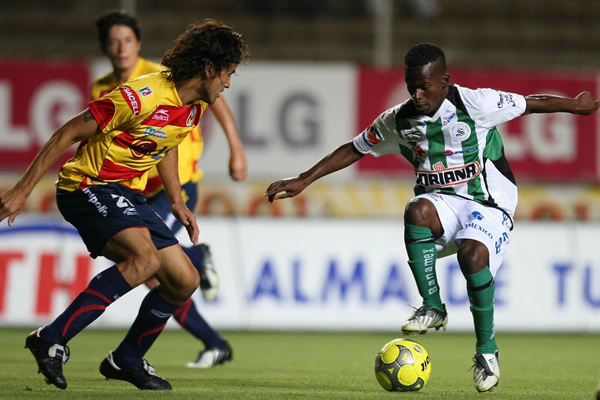 Quintero busca eludir al argentino Romero.