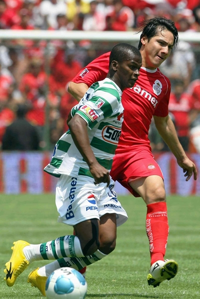 Quintero intenta salir con velocidad al ataque.