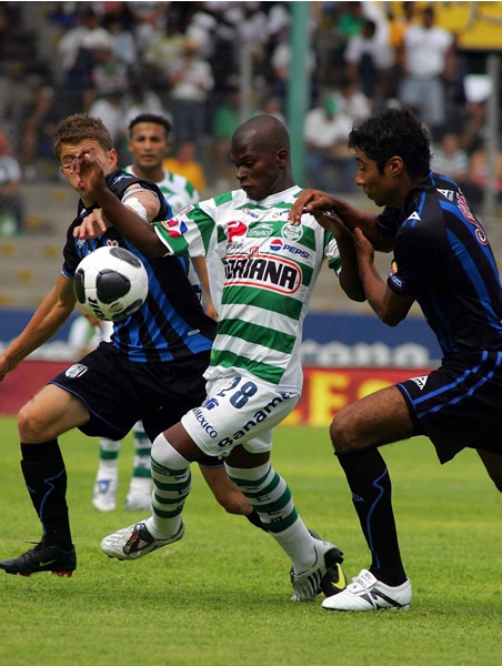Quintero quitandose la marca de dos Gallos