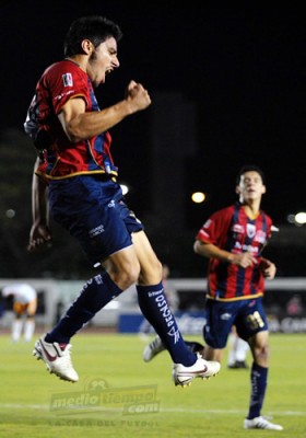 Rafa de cabeza aprovechó el centro de Fernando Navarro.