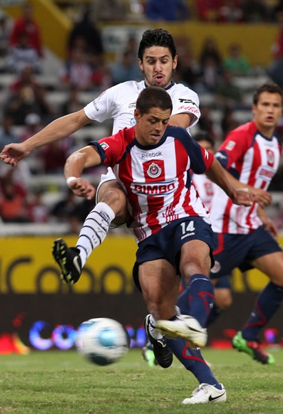 Rafa Márquez marca Chicharito