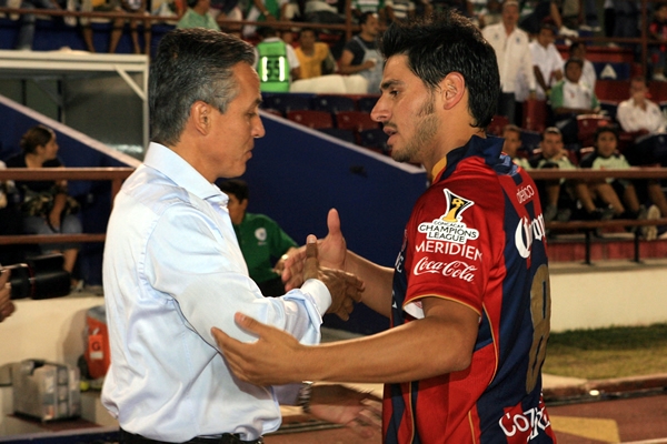 Rafa Márquez saluda al técnico de Santos, Sergio Bueno.
